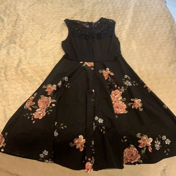 Cute black dress - Picture 1 of 3